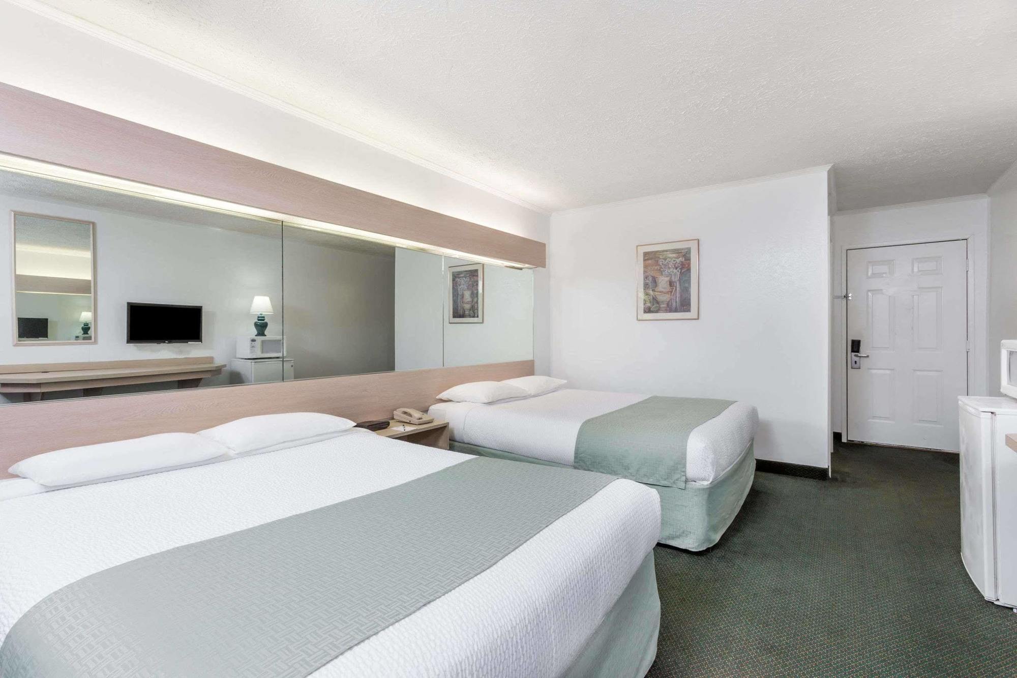 Microtel Inn By Wyndham Атенс Экстерьер фото
